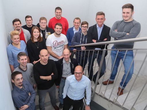 Vorschau Bild von Das Foto zeigt das 16 köpfige hochmotivierte FRUX-Team