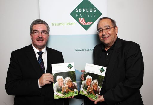  Hermann Paschinger (li.) und Roland Huber von 50plus Hotels
präsentierten im Rahmen eines Pressegesprächs auf der ITB 2016 den
neuen 50plus Hotel Guide 2016, der erstmals Gastgeber aus 6
europäischen Ländern umfasst.