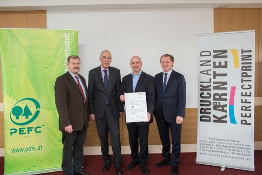  Die Verleihung des PEFC-Gruppenzertifikats in
Klagenfurt. Im Bild (v.l.n.r.): Ing. Johannes Riegler, Dr. Manfred
Brandstätter (beide Holzforschung Austria), Harald Sexl (Zentralbüro
des Gruppenzertifikats), PEFC Austria Obmann DI Hans Grieshofer