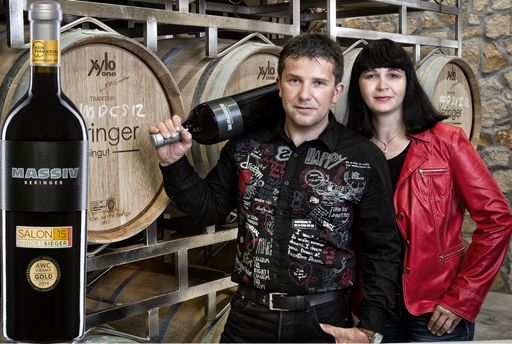 Vorschau Bild von Robert und Marietta im Fasskeller mit Massiv