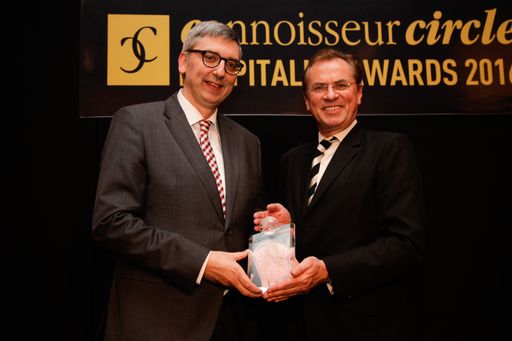 Vorschau Bild von Die Austria Trend Hotels wurden von Connoisseur
Circle und Austria Glas Recycling mit dem Spezial-Award für
Nachhaltigkeit geehrt.