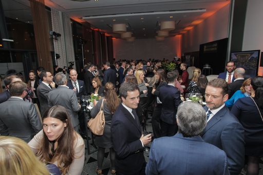 Vorschau Bild von Reges Treiben im Sheraton Berlin Grand Hotel
Esplanade. Experten und Vertreter der Luxushotellerie weltweit
trafen sich zum Networking bei den Connoisseur Circle Hospitality
Awards 2016.