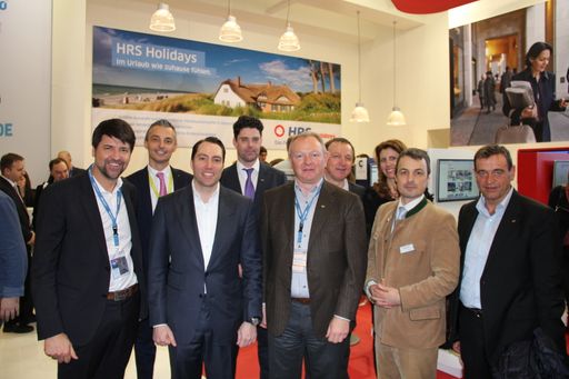  Auf der ITB in Berlin gaben der HGV und HRS Destination Solutions
ihre Zusammenarbeit bekannt: (v. l.) Helmut Tauber (Vizepräsident,
HGV), Ellmar Premstaller (Abteilungsleiter IT, HGV), Tobias Ragge
(Geschäftsführer, HRS Group), Dr. Thomas Gruber (Direktor, HGV),
Manfred Pinzger (Präsident, HGV), Thomas Walch (Vorsitzender der AG
Booking, HGV), Marina Crazzolara (Vorstandsmitglied, HGV), Gottfried
Schgaguler (Vizepräsident, HGV).