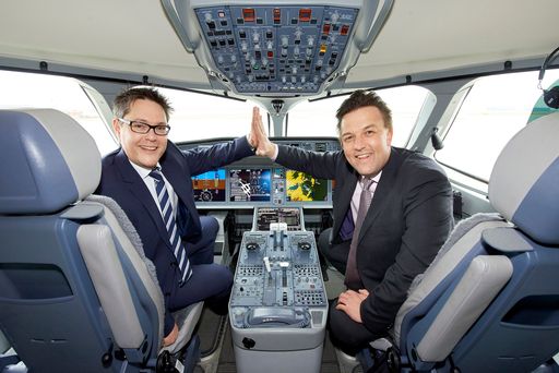 Vorschau Bild von Geschäftsführung von Bombardier Transportation in Österreich im
Cockpit der brandneuen CSeries