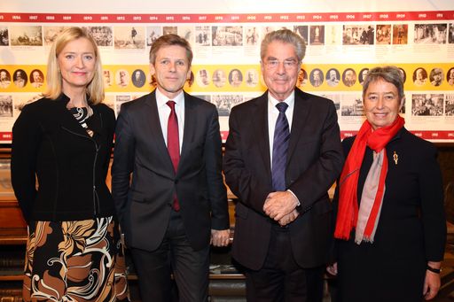  http://www.apa-fotoservice.at/galerie/7543 Im Bild
v.l.n.r.: Dr. Johanna Rachinger (Generaldirektorin der
Österreichischen Nationalbibliothek), Dr. Josef Ostermayer
(Bundesminister für Kunst und Kultur, Verfassung und Medien), Dr.
Heinz Fischer (Bundespräsident) und Margit Fischer