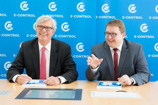 Die Öffnung des Strommarktes 2001 und des Gasmarktes 2002 erhöhte
das heimische Bruttoinlandsprodukt kumuliert um 1,3 Prozent und
schuf 17.000 neue Jobs. Im Bild: Die E-Control-Vorstände Walter
Boltz und Martin Graf (v.l.).