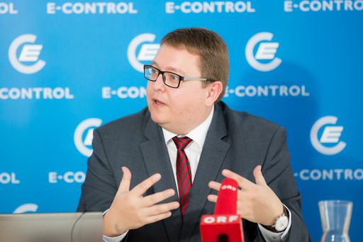 Vorschau Bild von „Immer mehr neue Lieferanten drängen auf den Markt, die Anbieter
übertrumpfen sich mit unterschiedlichen Angeboten, sagte
Energieregulator Martin Graf.