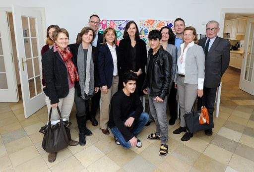 Bundesministerin Sophie Karmasin mit Bezirksvorsteherin Veronika
Mickel zu Besuch in einer WG des Verein Vita Nova für unbegleitete
minderjährige Flüchtlinge