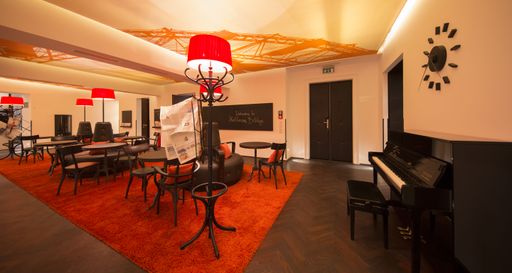  Cafè Hollmann - In nur vier Wochen verlieh das Team unter der
Leitung von Grasser Kristin und Gartner Katharina dem beliebten
Designhotel im ersten Wiener Bezirk noch mehr Wienerisches Flair.