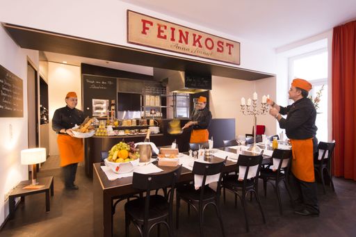 Vorschau Bild von Küche - In nur vier Wochen verlieh das Team unter der Leitung von
Grasser Kristin und Gartner Katharina dem beliebten Designhotel im
ersten Wiener Bezirk noch mehr Wienerisches Flair.