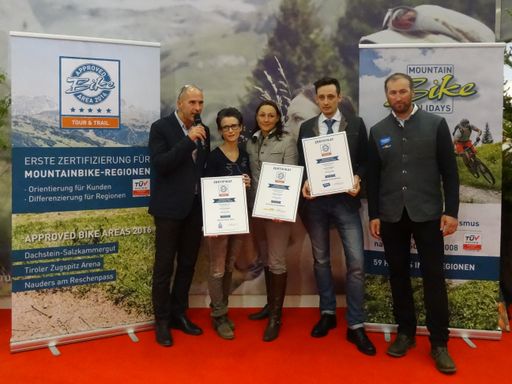 “Mountain Bike Holidays” verlieh am 9. März auf
der ITB Berlin, am Stand der Österreich Werbung, die ersten
Auszeichnungen an drei Regionen: Dachstein-Salzkammergut, Nauders am
Reschenpass und Tiroler Zugspitz Arena. Im Bild von links: Franz
Rosenmayr (GF MTS Austria GmbH), Katrin Perktold (GF TVB Tiroler
Zugspitz Arena), Pamela Binder (GF TVB Dachstein-Salzkammergut),
Manuel Baldauf (GF TVB Nauders am Reschenpass), Helmut Wolf (Obmann
TVB Nauders am Reschenpass)