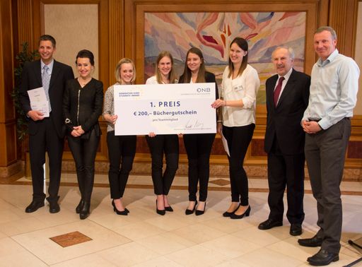 Foto des Österreich-Siegerteams €uro Sisters der
HAK Zell am See beim diesjährigen OeNB/EZB-Schulwettbewerbs zu
Geldpolitik Generation €uro Students‘ Award.
