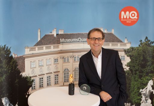 Dr. Christian Strasser, Direktor MuseumsQuartier Wien mit den
beiden Preisen, der „goldenen Venus“ für die „Winter im MQ“-Kampagne
2015 und dem „Place Marketing Forum Award 2016“