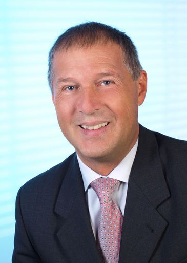 Ing. Werner Fischer - Präsident des österreichischen
Nationalkomitees von CENELEC und IEC