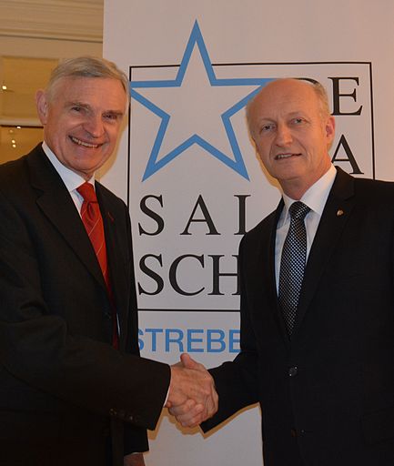 Unter dem Motto „Gutes Benehmen ist gefragt“ baut
die De La Salle Schule Strebersdorf die Zusammenarbeit mit der
Tanzschule von Prof. Schäfer-Elmayer aus.