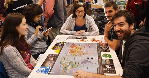 Vorschau Bild von Begeisterte Spieler auf der weltgrößten Brettspielmesse in
Essen/Deutschland