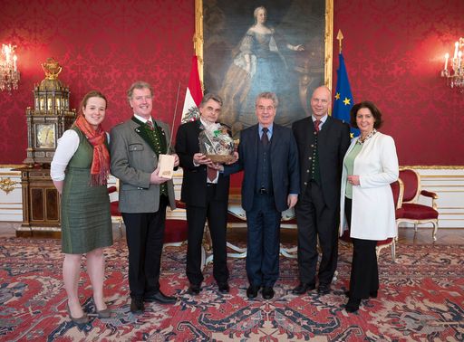 FHP-Delegation beim Bundespräsidenten v.l.n.r.: Karoline Trinks
(Land&ForstBetriebe Österreich), Paul Lang (Vizepräsident des
Waldverbandes Österreich) Herbert Jöbstl (Vorsitzender der
Sägeindustrie), Bundespräsident Heinz Fischer, Felix Montecuccoli
(Präsident der Land&ForstBetriebe) und Hermine Hackl
(Generalsekretärin des Kooperationsabkommens Forst Holz Papier)