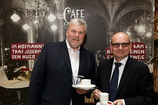 Vorschau Bild von http://www.apa-fotoservice.at/galerie/7638 Im
Bild v.l.n.r.: Alfred Flammer (Geschäftsführer von Palais Events und
Café Central) und Mag. Harald Nograsek (Generaldirektor der
Verkehrsbüro Group)