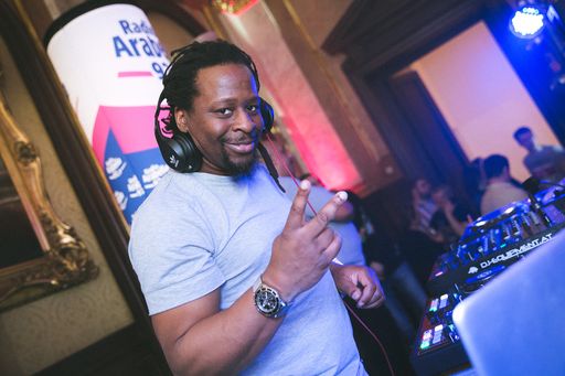 Vorschau Bild von Special Guest und DJ Mola Adebisi on the Turntables.