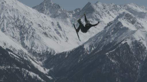 Europas größtes Freeski- und Snowboard-Event
für Frauen endete heute mit dem Big-Air-Contest. Unter strahlend
blauem Himmel flogen die besten Freeskierinnen und Snowboarderinnen
der Welt beim Suzuki Nine Queens in Serfaus-Fiss-Ladis, Tirol, bis
zu 25 Meter weit über den riesigen Kicker und zeigten bei
Absprunggeschwindigkeiten um die 60 km/h beeindruckende Tricks auf
Weltklasse-Niveau.