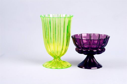 Josef Hoffmann, Becher, formgeblasen v.l.n.r.:
gelbes Glas, 1923; violettes Glas, 1922 Ausführung: Böhmische
Manufaktur für die Wiener Werkstätte