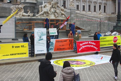 Interessierte Passanten vor dem Demo.