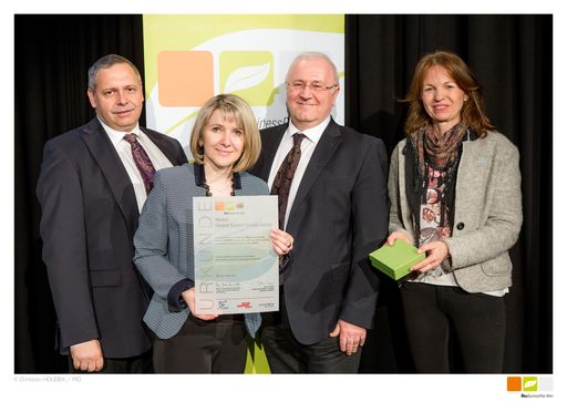 (V.l.n.r.) Thomas Fuhrmann (SHEQ-Manager Henkel
CEE), Olga Pogodina (R&D Laundry & Home Care Henkel CEE) und Alfred
Smyrek (Werksleiter Wien bei Henkel CEE) bei der feierlichen
Preisverleihung mit Ing. Dr. Karin Büchl-Krammerstätter (Leiterin
der Wiener Umweltschutzabteilung MA 22)
