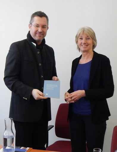 Im Bild: Univ.Prof. Dr. Anke Hanft (Präsidentin AQ Austria), Mag.
Elmar Pichl (Sektionschef Bundesministerium für Wissenschaft,
Forschung und Wirtschaft)