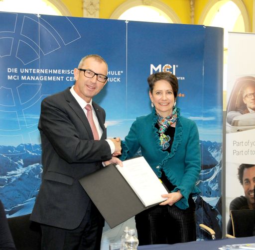Die Kooperation ist besiegelt. Rektor Prof. Dr.
Andreas Altmann, MCI und DI Dr. Sabine Herlitschka MBA;
Vorstandsvorsitzende, Infineon Austria AG