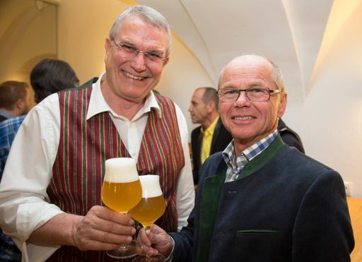 Günther Seeleitner stößt mit Salzburger
Landeshauptmann-Stellvertreter Christian Stöckl auf seinen
Amtsantritt an