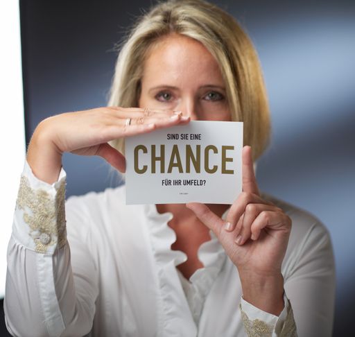 Vorschau Bild von Nina Wiesinger, MBA ist Business & Life Coach und
Moderatorin. Wenn Sie Chancen entdecken und realisieren wollen, um
mit ihrem Unternehmen und Team die Nase vorn zu haben, ist Nina
Wiesinger die richtige Person für Sie. Sie schafft es die
Mitarbeiter laut zum Denken zu bringen und die internen Potenziale
durch intrinsische Motivation zu aktivieren. Mit den bestehenden
Mitarbeitern fokussiert und wertschätzend erfolgreich zu sein ist
die Königsdisziplin des langfristigen Erfolges.