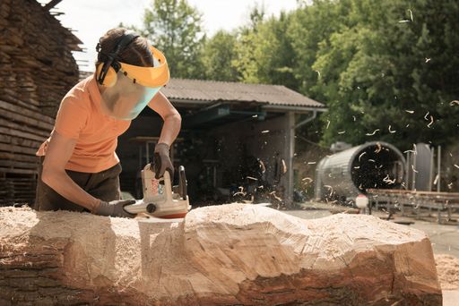 Vorschau Bild von "Styrian Summer Art 2016" - Larissa Mathis leitet
den Workshop der Styrian Summer Art für "Großartige Holzskulpturen".
Geschnitzt wird mit der Motorsäge.