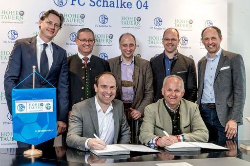 Stehend v.l.n.r.: Generaldirektor Dr. Johannes
Hörl (GROHAG), Bürgermeister Dr. Wolfgang Viertler (Stadtgemeinde
Mittersill), Geschäftsführer Mag. (FH) Roland Rauch (Mittersill plus
Tourismus GmbH), Vorstand Bernhard Gruber (Bergbahnen Wildkogel),
Geschäftsführer Leo Bauernberger, MBA (SalzburgerLand Tourismus
GmbH) Sitzend v.l.n.r.: Vorstand Alexander Jobst (FC Schalke 04),
Geschäftsführer Mag. Christian Wörister (Ferienregion Nationalpark
Hohe Tauern GmbH)