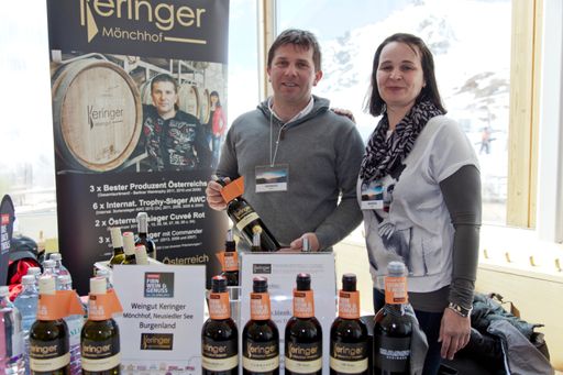 Vorschau Bild von Weinprominenz am Pitztaler Gletscher. Neben dem Weingut Keringer
kommen weitere 11 Top Winzer aus ganz Österreich im höchsten Café
Österreichs zur Wahl des Firnweins 2016 zusammmen.