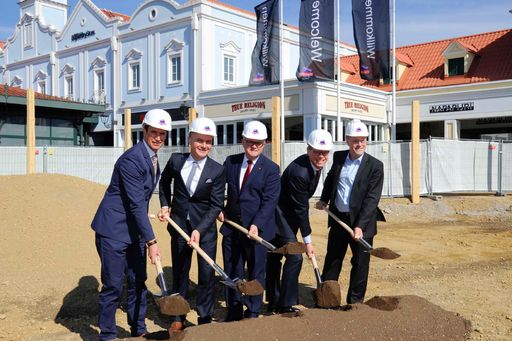 Beim Spatenstich zur Ausbauphase V im McArthurGlen
Designer Outlet Parndorf: (v.l.n.r.) Bezirkshauptmann Martin Huber,
Center Manager Mario Schwann, Landeshauptmann Hans Niessl, Director
McArthurGlen Development Pieter Van Voorst Vader und Parndorf
Bürgermeister Wolfgang Kovacs.