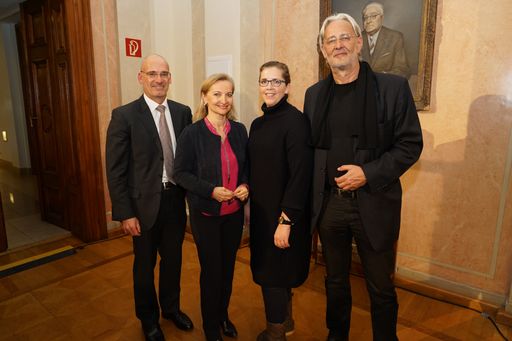  Im Bild v.l.n.r.: Mag. Hanns Kratzer (PERI
Consulting), Mag. Ulrike Rabmer-Koller (Hauptverband der
österreichischen Sozialversicherungsträger), Mag. Birgit Bernhard
(Welldone Werbung & PR), Robert Riedl (PERI Group)