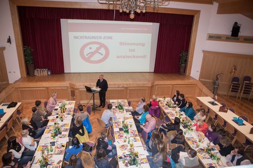 Vorschau Bild von TVB-Geschäftsführer, Vermietercoaches, Bildungsexperten beim
Arbeitstreffen der Vermieterakademie Tirol in Serfaus-Fiss-Ladis am
30.3.2016.