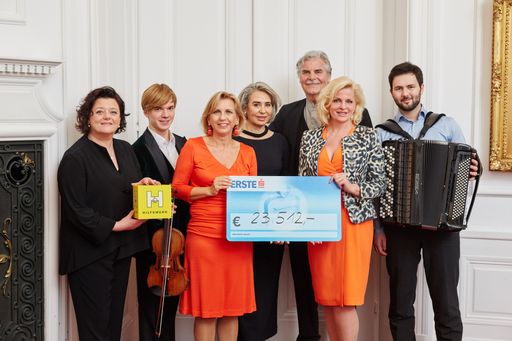  Kammerschauspieler Peter Simonischek,
Charakterdarstellerin Brigitte Karner und Violinjungstar Yury
Revich, letzterer auf dem Akkordeon kongenial begleitet von Nikola
Djoric, brachten am 1. April 2016 mit Lesungen und Musik Stimmung
ins voll besetzte Haus der Industrie. Anlass war der Festabend, den
das ehrenamtlich tätige Annemarie-Imhof-Komitee (AIK) bereits zum
31. Mal für das Wiener Hilfswerk veranstaltete.