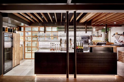 Vorschau Bild von Die Haubenküche des Lurgbauer setzte Spitzbart + partners
kraftvoll und reduziert in Szene.