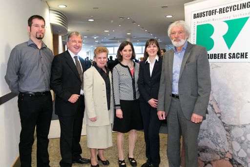 http://www.apa-fotoservice.at/galerie/7639/ Im Bild
v.l.n.r.: Thomas Kasper (PORR), Andreas Westermayer (Intergeo),
Christine Hochholdinger (BMLFUW), Andrea Bärenthaler (WKÖ), Evelyn
Wolfslehner (BMLFUW), Günter Gretzmacher (BRV)