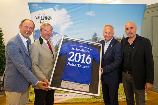 V.l.n.r.: Leo Bauernberger, MBA (Geschäftsführer
SalzburgerLand Tourismus), Landeshauptmann Dr. Wilfried Haslauer,
Mag. Christian Wörister (Geschäftsführer Ferienregion Nationalpark
Hohe Tauern) und Hannes Empl (Inhaber SalzburgerLand Fußball Camps
GmbH) freuen sich über die vor wenigen Tagen fixierte Kooperation
mit dem deutschen Traditionsklub FC Schalke 04.
