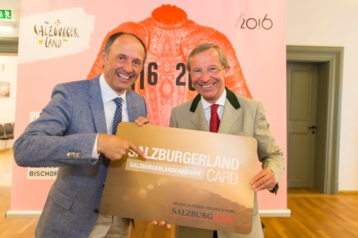 Vorschau Bild von Landeshauptmann Dr. Wilfried Haslauer (r.) und
SLTG-Geschäftsführer Leo Bauernberger (l.) präsentieren die
SalzburgerLand Card, mit der viele Sonderausstellungen zum großen
Jubiläumsjahr 'Salzburg 20.16' gratis besucht werden können.