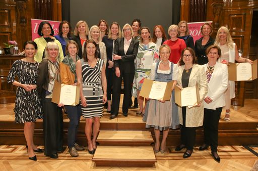 Uschi Fellner mit den Siegerinnen, Laudatorinnen
und Partnerinnen des look! BUSINESS Award 2016