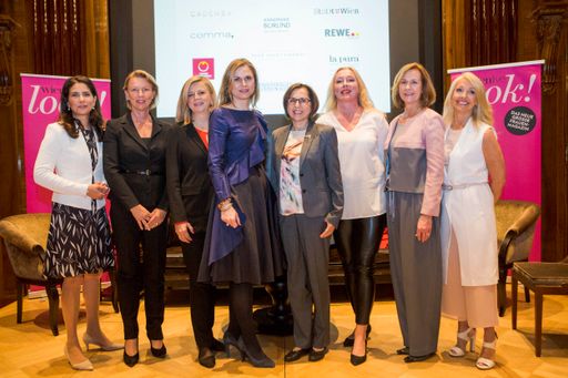 Vorschau Bild von Die Posiumsteilnehmerinnen des 2 Panels mit Uschi
Fellner: Moderatorin Sonja Kato, Daniela Lindner Mitglied der
Geschäftsleitung Börlind Kosmetik, Petra Gregorits, Vorsitzende Frau
in der Wirtschaft, Corinna Tinkler, Direktorin
Unternehmenskommunikation REWE International, Dr. Dagmar Schratter,
Direktorin Tiergarten Schönbrunn, Prof. Dr. Alexandra
Kautzky-Willer, wissenschaftliche Beraterin la pura Women`s Health
Resort und Gendermedizinerin, Gabriele Domschitz,
Vorstandsdirektorin Wr. Stadtwerke und Gastgeberin Uschi Fellner.