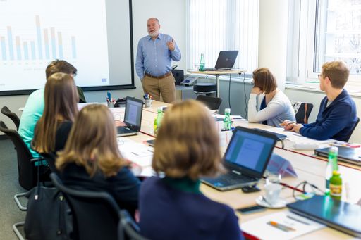  Dr. Thomas Wieser, Chairman of the Euro Working
Group, ist einer der Referenten beim APA-Campus Wirtschaftslehrgang