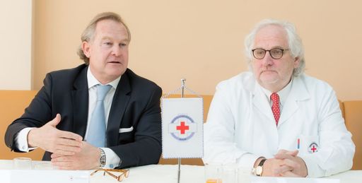 KommR Dr. Georg Semler, Vorstand des Rudolfiner-Verein – Rotes
Kreuz (links), Univ. Prof. Dr. Hubert Pehamberger, Ärztlicher Leiter
Rudolfinerhaus (rechts)