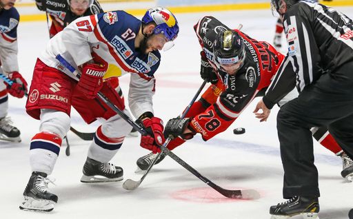 Erste Bank Eishockey Liga, Play off, Finals 2016, HC Orli Znojmo
vs EC Red Bull Salzburg. Im Bild: Konstantin Komarek (EC RBS) und
Trivino Corey (Znojmo).