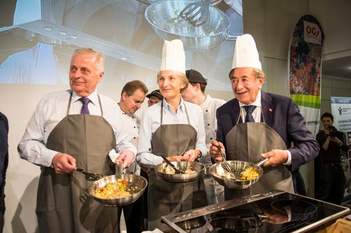  Neben Eierspeis Kochen, Holzsägen und einen
Wochenendeinkauf Schätzen haben sich die drei KandidatInnen den
Fragen der Jugendlichen rund um die Lehrausbildung gestellt.