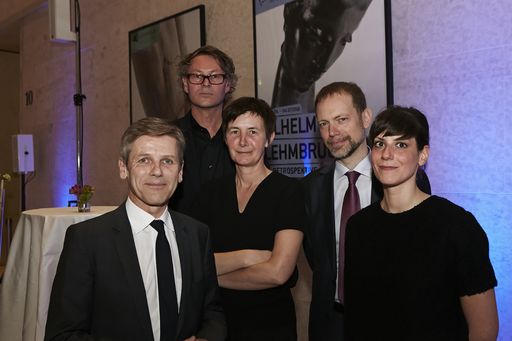http://www.apa-fotoservice.at/galerie/7607 Im Bild
v.l.n.r.: Herr BM Dr. Josef Ostermayer, Direktor Hans-Peter
Wipplinger (museologischer Direktor des Leopold Museum), Künstlerin
Berlinde De Bruyckere, David Maenaut (flämischer Repräsentant,
Botschaftsrat und Vertreter der Flämischen Regierung) und Mag.
Stephanie Damianitsch (Kuratorin der De Bruyckere-Ausstellung)