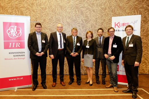 Vorschau Bild von Im gemeinsamen Eröffnungsplenum trafen hochkarätige Vertreter aus
der Finanzbranche zum Thema Zusammenarbeit Bank – Mensch – IT
aufeinander.